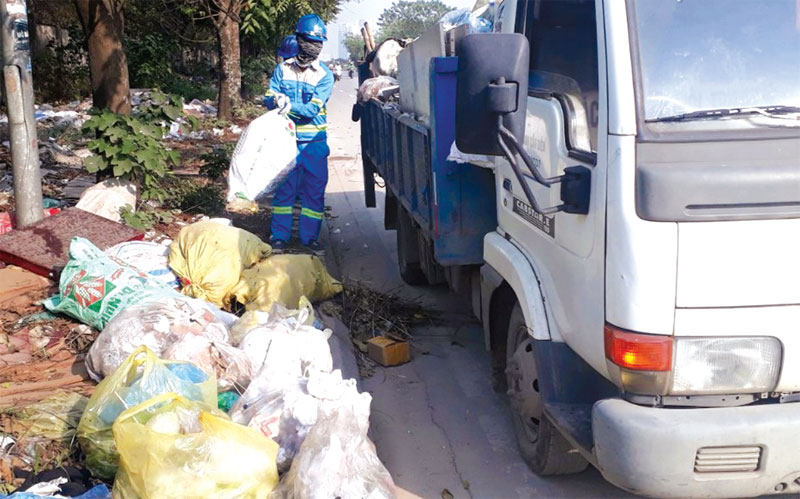 Hanoi downtown district persists in classifying waste at source