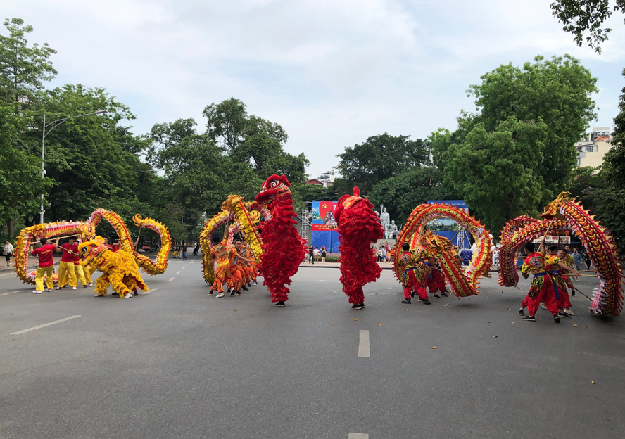 Dragon dance livens up pedestrian zone around Hoan Kiem lake