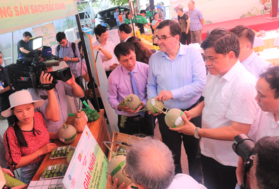 Hanoi holds first Farm Product Weekend Fair