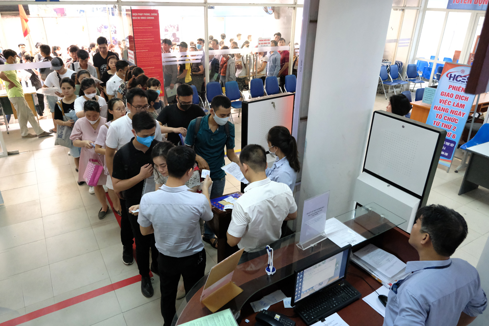 Unemployment benefit claims in Hanoi spike on Covid-19