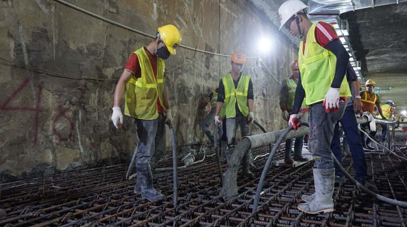 How floor of Hanoi subway station is concreted?