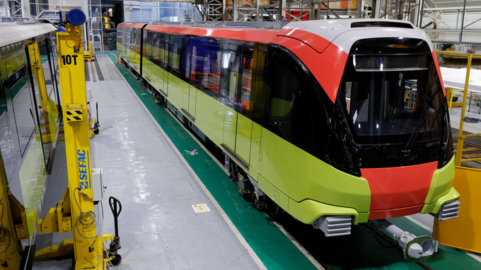 First train of Hanoi’s second metro line undergoes test run in France