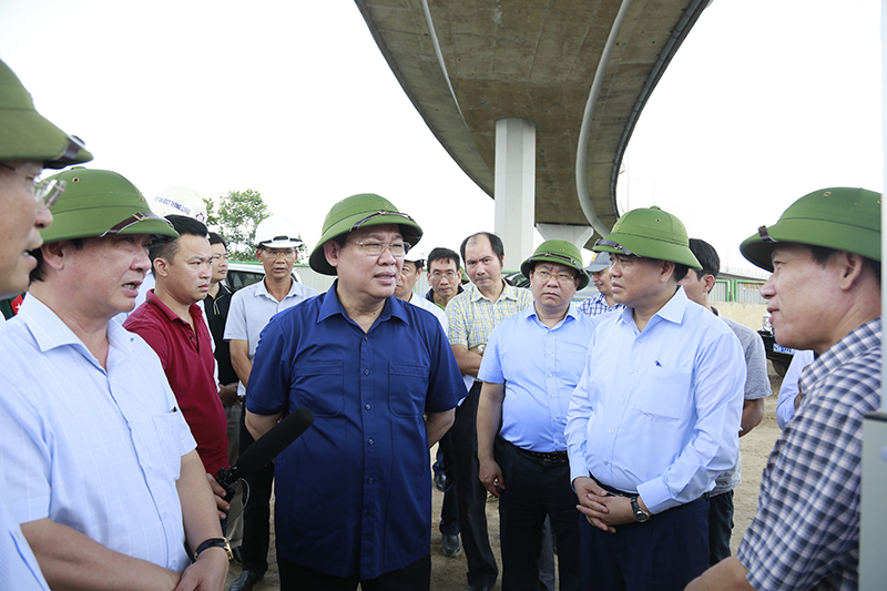 Hanoi needs to speed up five key transport projects: Municipal Party chief