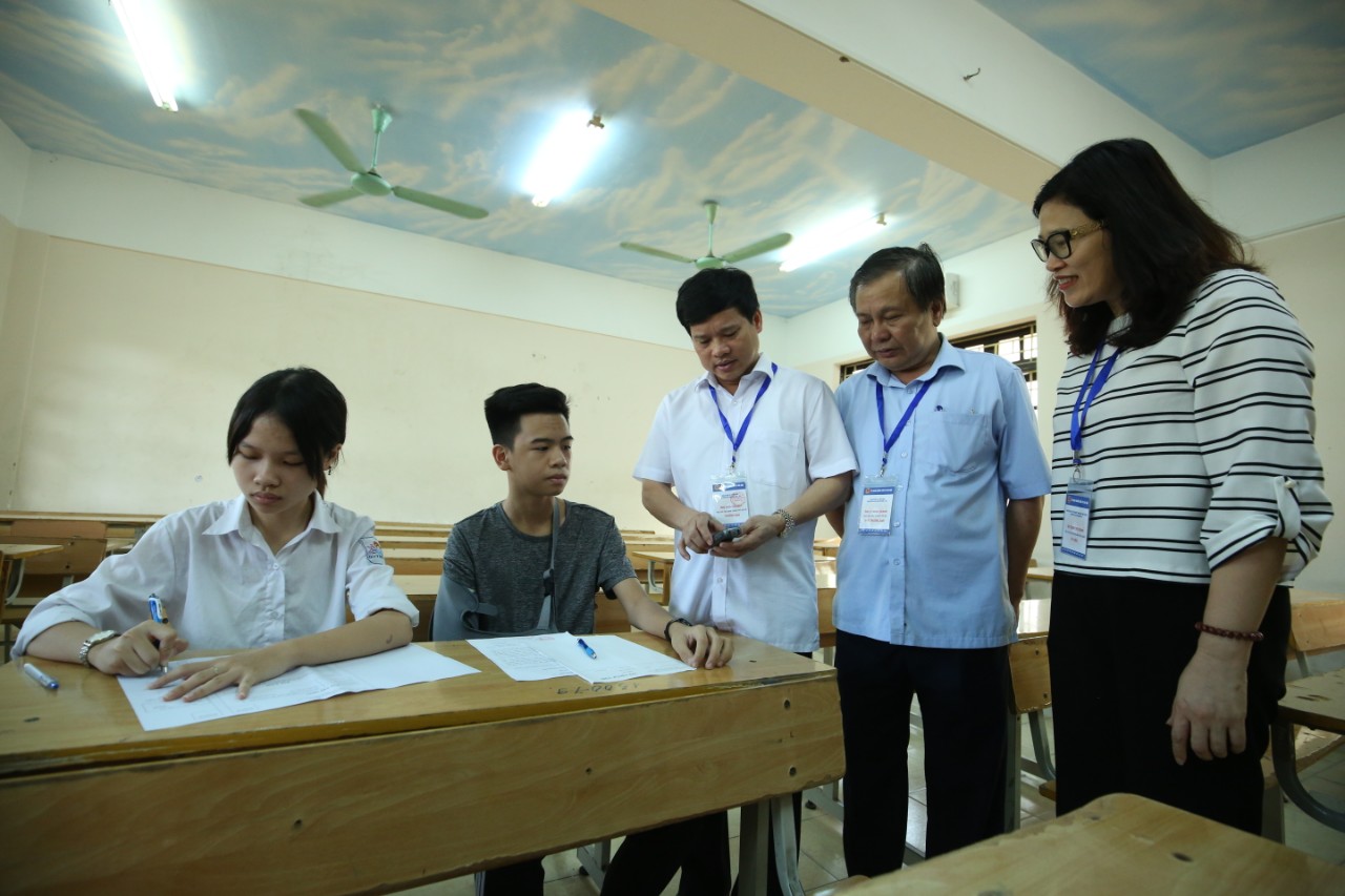 Hanoi official checks high school exams