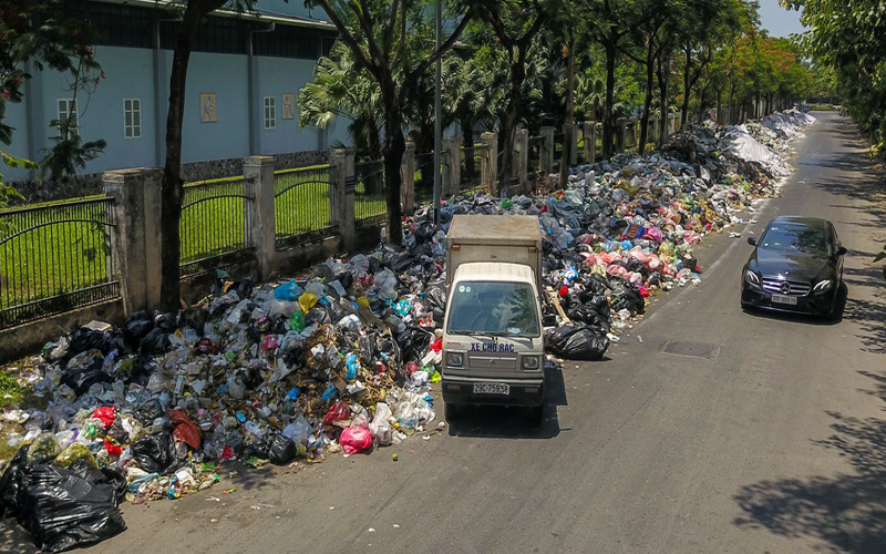 Hanoi ends garbage crisis after compensation talks 