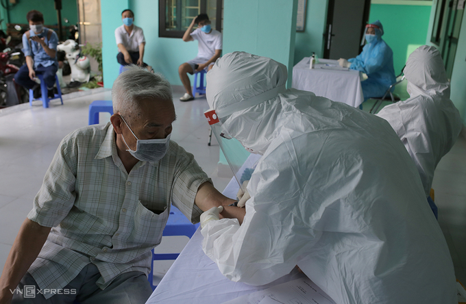 Hanoi takes rapid Covid-19  tests on 4,000 returnees from Danang