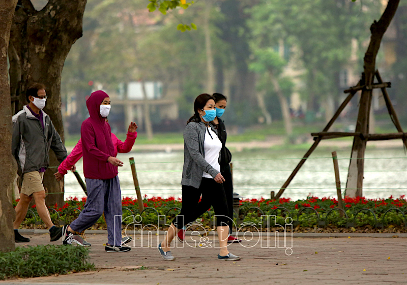 Hanoi starts fining people for not wearing face masks in public