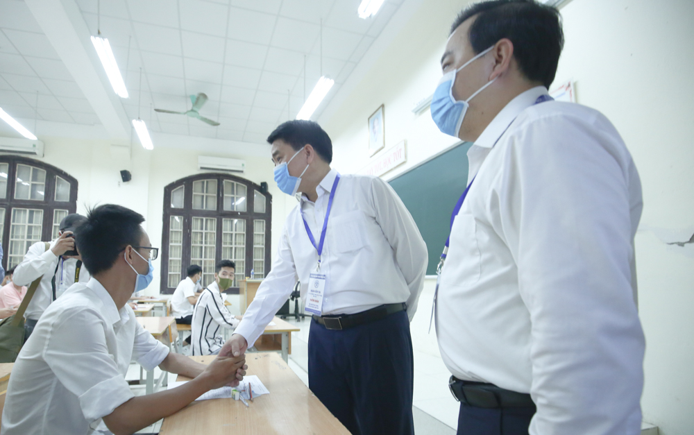 Hanoi mayor requests 'absolute safety' for national high school exams amid Covid-19 outbreak