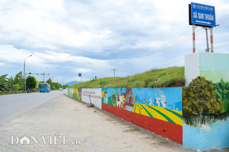 Hanoi's longest wall-painting road 