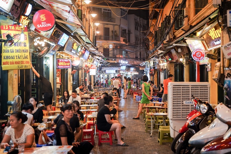 Hanoi enforces social distancing at eateries and bars