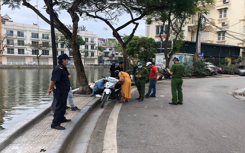 Hanoi penalizes people without face masks in public