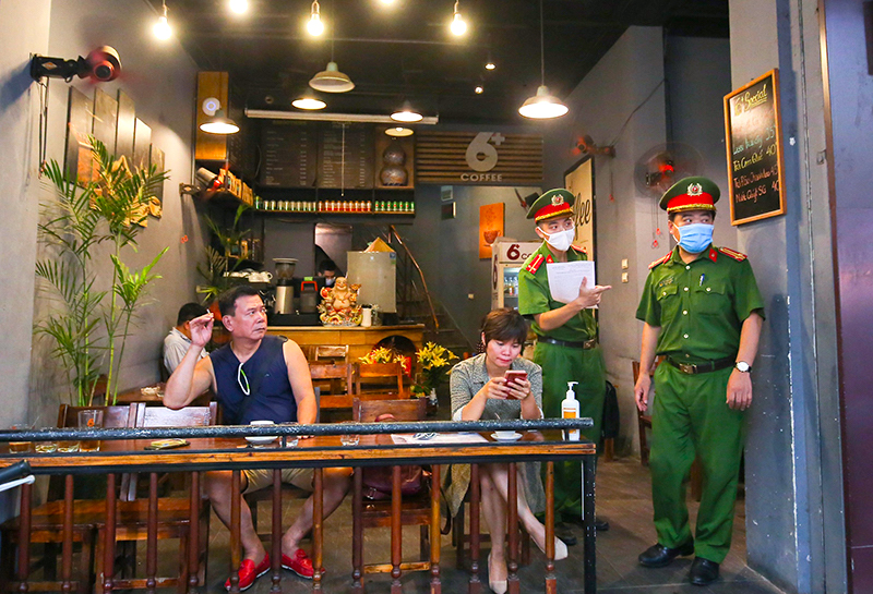 Hanoi on first day of enforcing social distancing at eateries, bars 