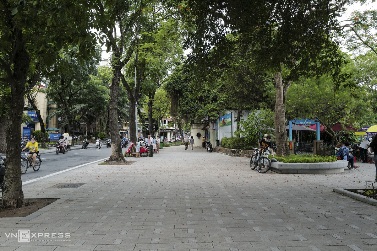 Embankment of Hanoi’s iconic lake gets facelift