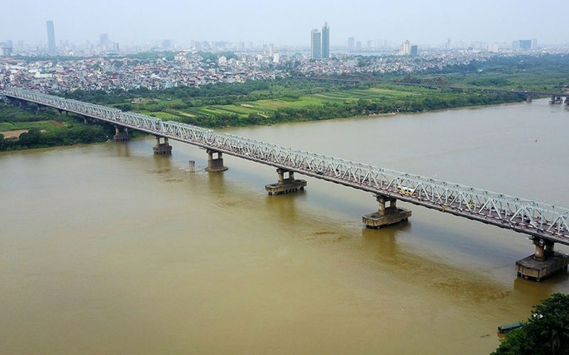 Hanoi plans to repair busy bridge crossing Red river