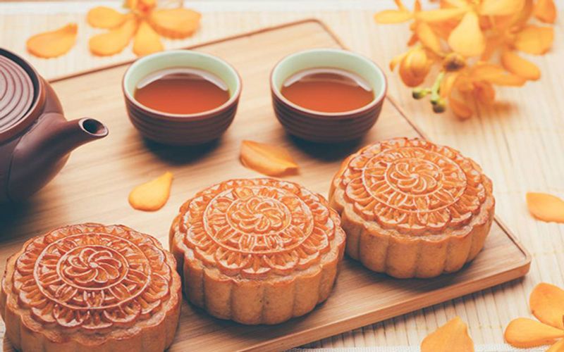 Mooncake dealers in Vietnam offer discounts on Covid-caused bleak sales