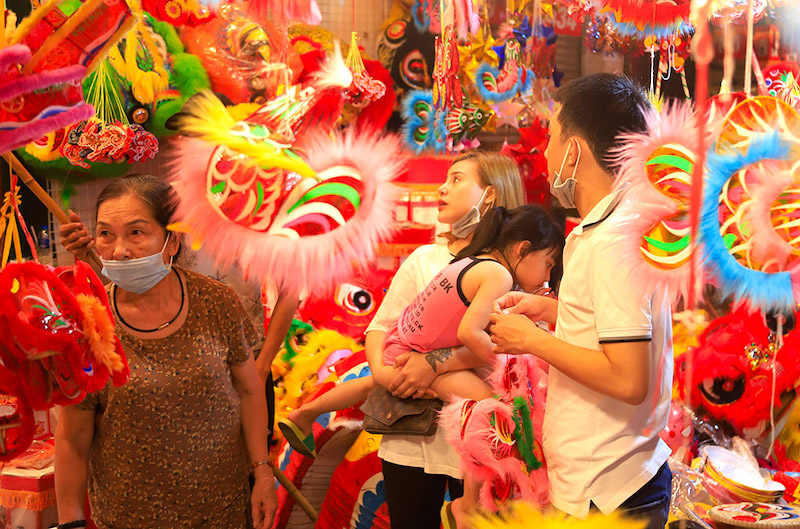 Hanoi Old Quarter tinged with spectacular reddish hues during Mid-Autumn Festival