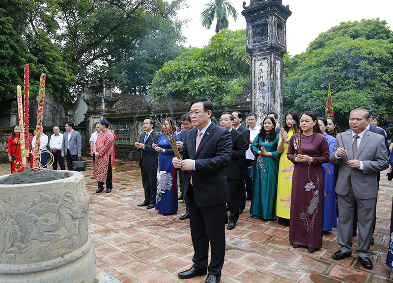 Hanoi leaders pay tribute to King Ly Thai To in Ninh Binh