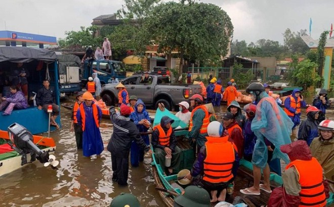 Aid rushes to flood victims in central Vietnam