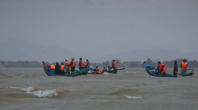 Storm Saudel weakens off central Vietnam coast, Molave gains strength