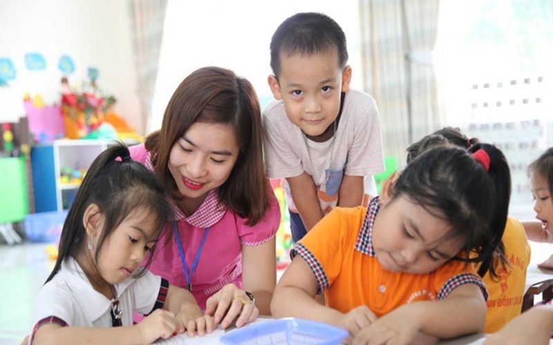 Hanoi to support more than 11,000 teachers affected by Covid-19