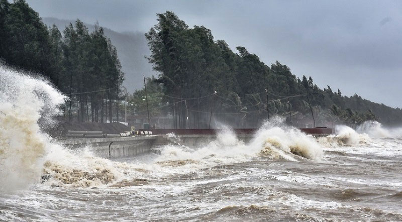 Over 460,000 people in Vietnam urged to take shelter from Vamco typhoon