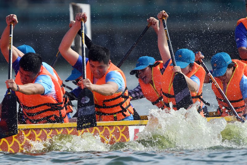  Snapshots of bustling atmosphere at Hanoi Dragon Boat Racing Festival