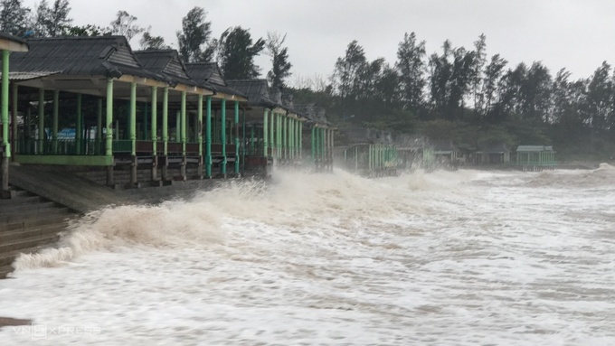 Typhoon Vamco brings chaos to central Vietnam