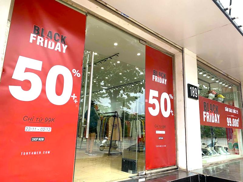 Bustling Hanoi retail stores ahead of Black Friday