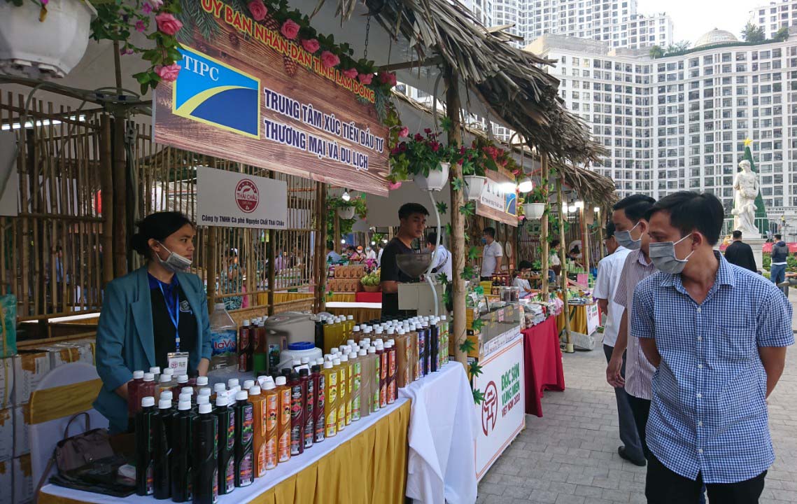 Vietnam Local Specialties Fair 2020 attracts locals