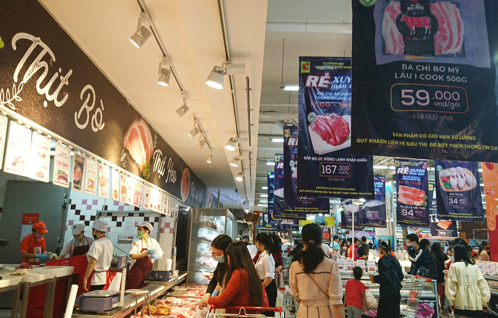 Sleepless night in Hanoi as people looking for bargain deals