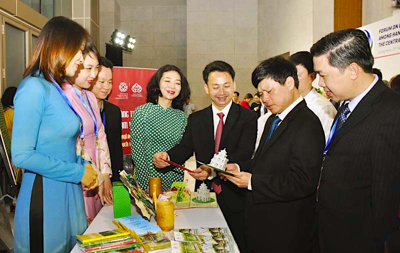 Hanoi, HCMC enhance cooperation with localities to boost domestic travel