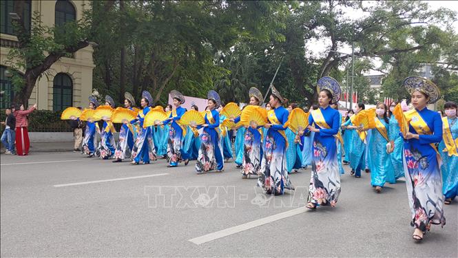 Ao dai festival lures visitors in Hanoi