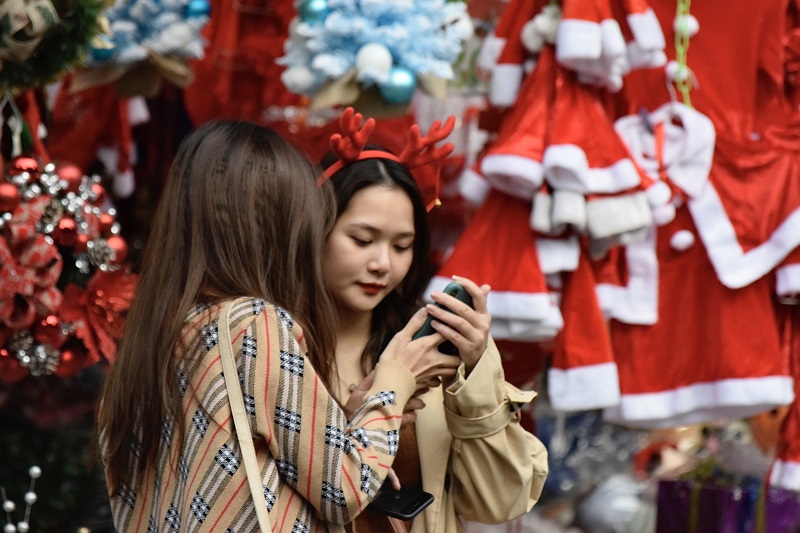 Young Hanoians flock into Hang Ma street ahead of Christmas 