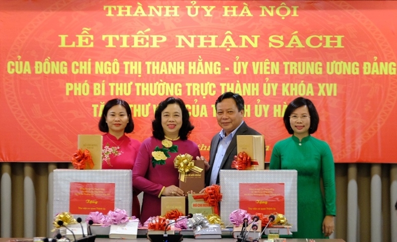 Politician gives 1,000 books to Hanoi Party Committee’s library