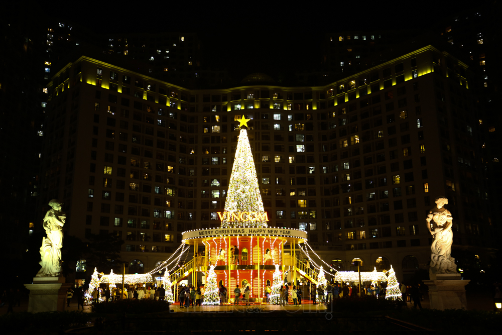 Where to see Christmas lights in Hanoi? 