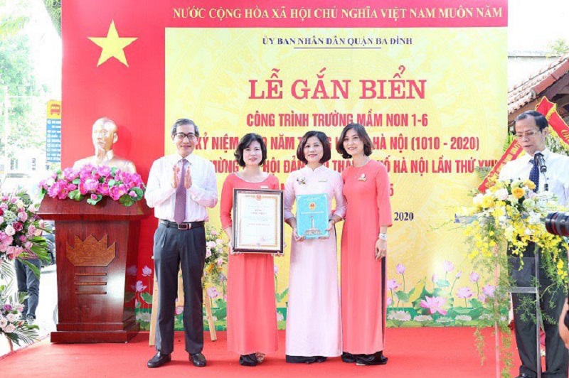 Ba Dinh district attaches commemorative plaque to works celebrating 1010 years of Thang Long-Hanoi and the 17th Hanoi Party Committee's Congress