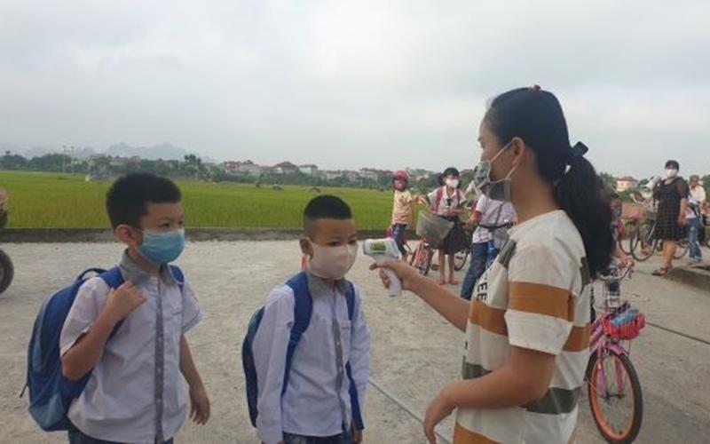 Hanoi’s education department asks students to wear masks from home to school