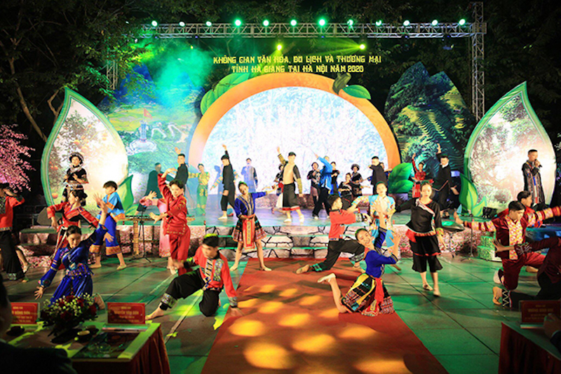   Ha Giang province cultural and commercial space attracts Hanoi visitors