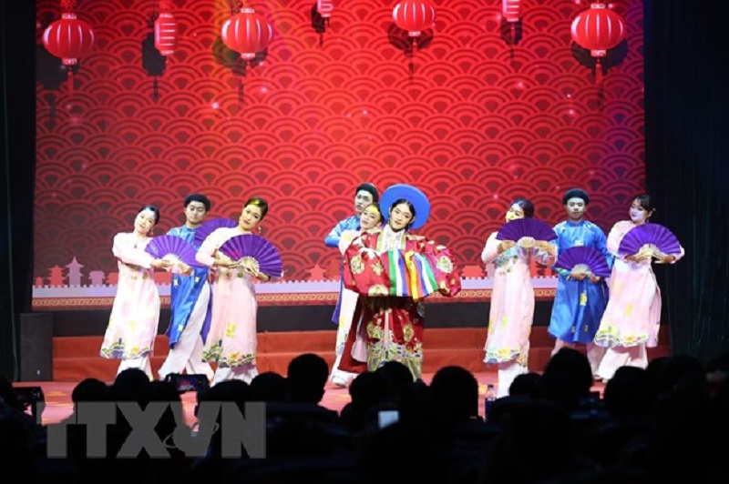 The New Year Gala music opens in Hanoi