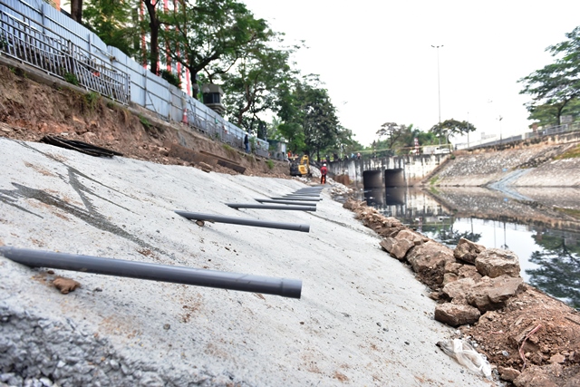 Underground sewer installation to help reducing pollution in To Lich river 