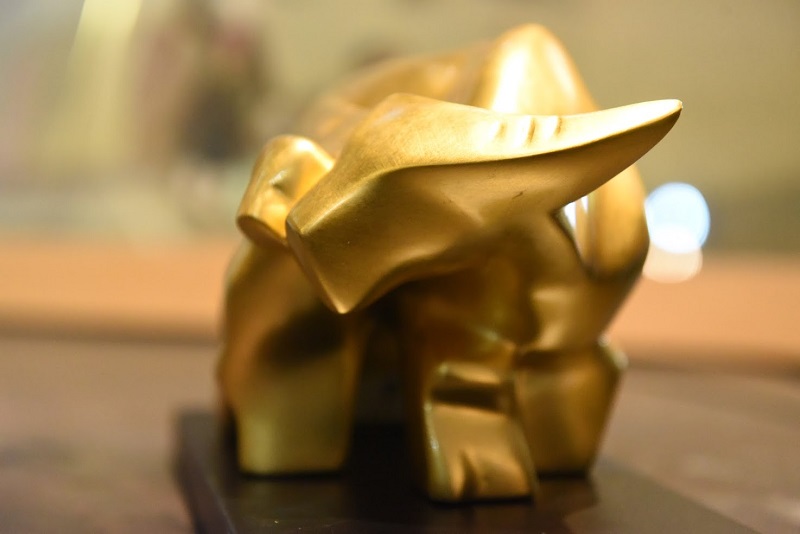 24k gold-plated buffalo sculpture for Lunar New Year decoration 