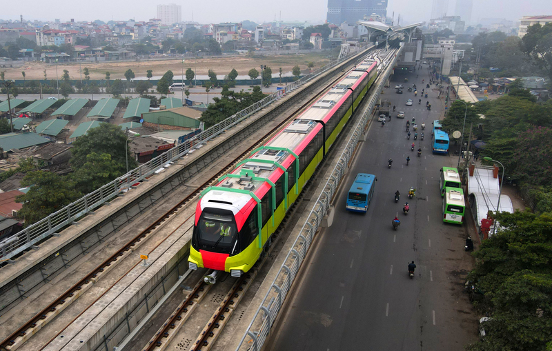 First train of Hanoi’s second metro line hit rails for trial run