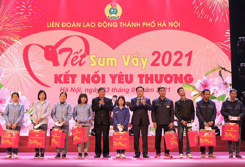 Hanoi gives gifts to needy workers