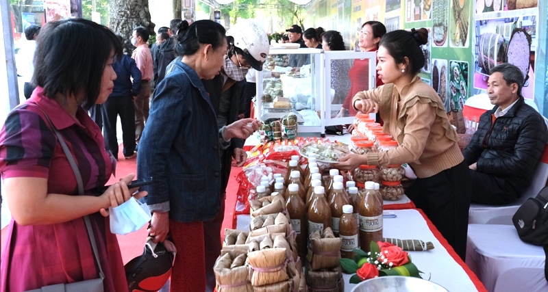 Businesses urged to dump goods and control domestic market in Hanoi