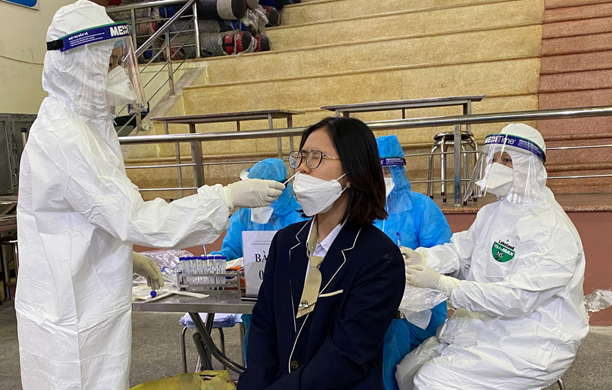 Hanoi CDC can test 10,000 Covid-19 samples per day