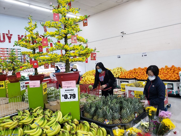 Tet market in California is bustling with excellent flower and goods stalls