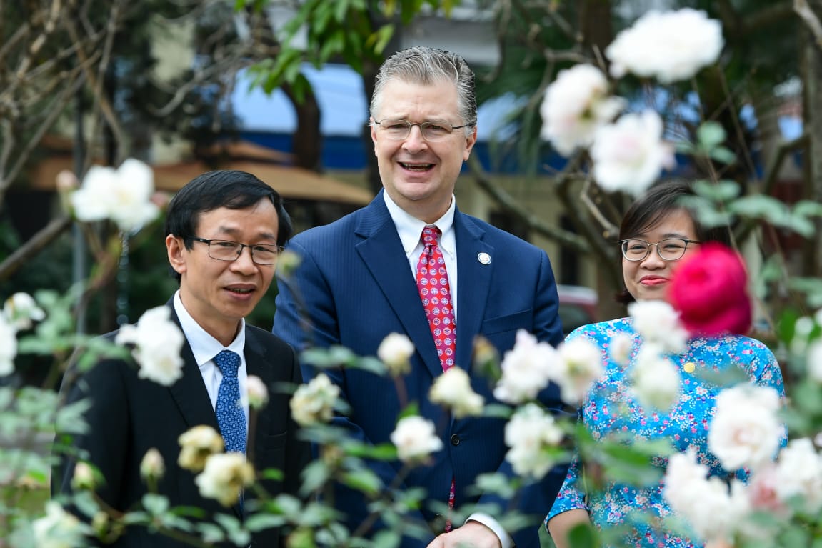 U.S Ambassador sings Rap to cheer up Vietnamese people on the occasion of Tet festival