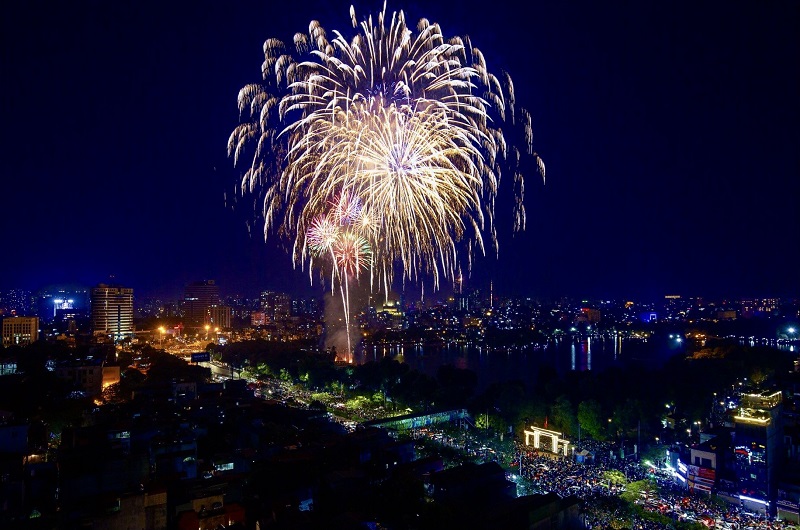 Hanoians stay at home and enjoy firework display on Vietnam Television