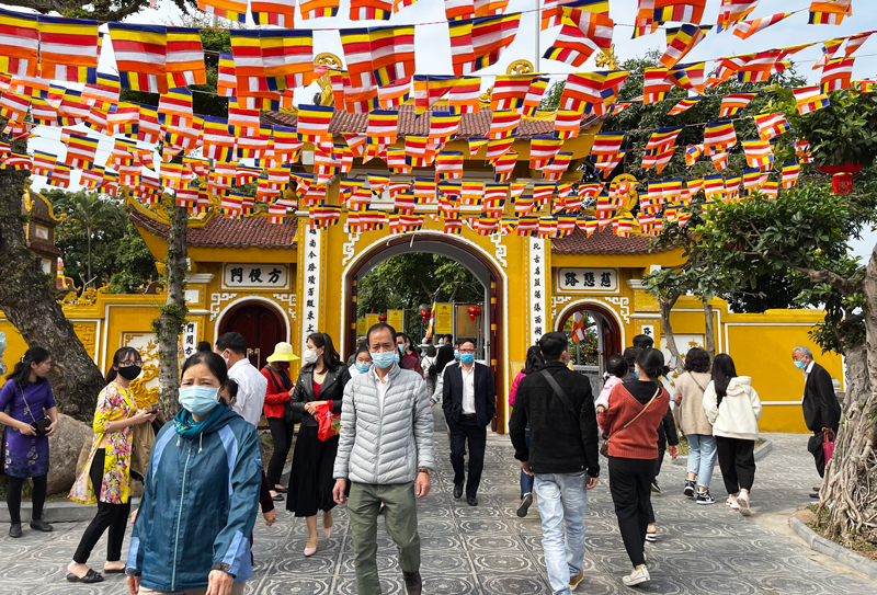 Hanoians go to pagoda on 2nd day of Tet holiday 