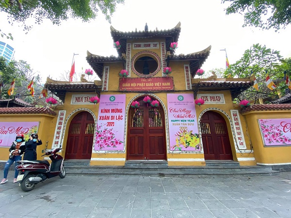 Hanoi: relics, temples and religious sites closed – people do the worship ritual from distance